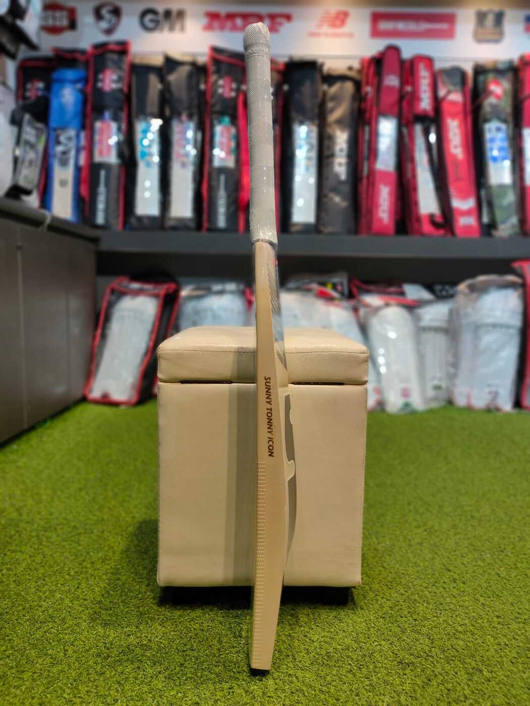 CRICKET BAT SG SUNNY TONNY ICON BLACK CRICKET BAT SG SUNNY TONNY ICON BLACK