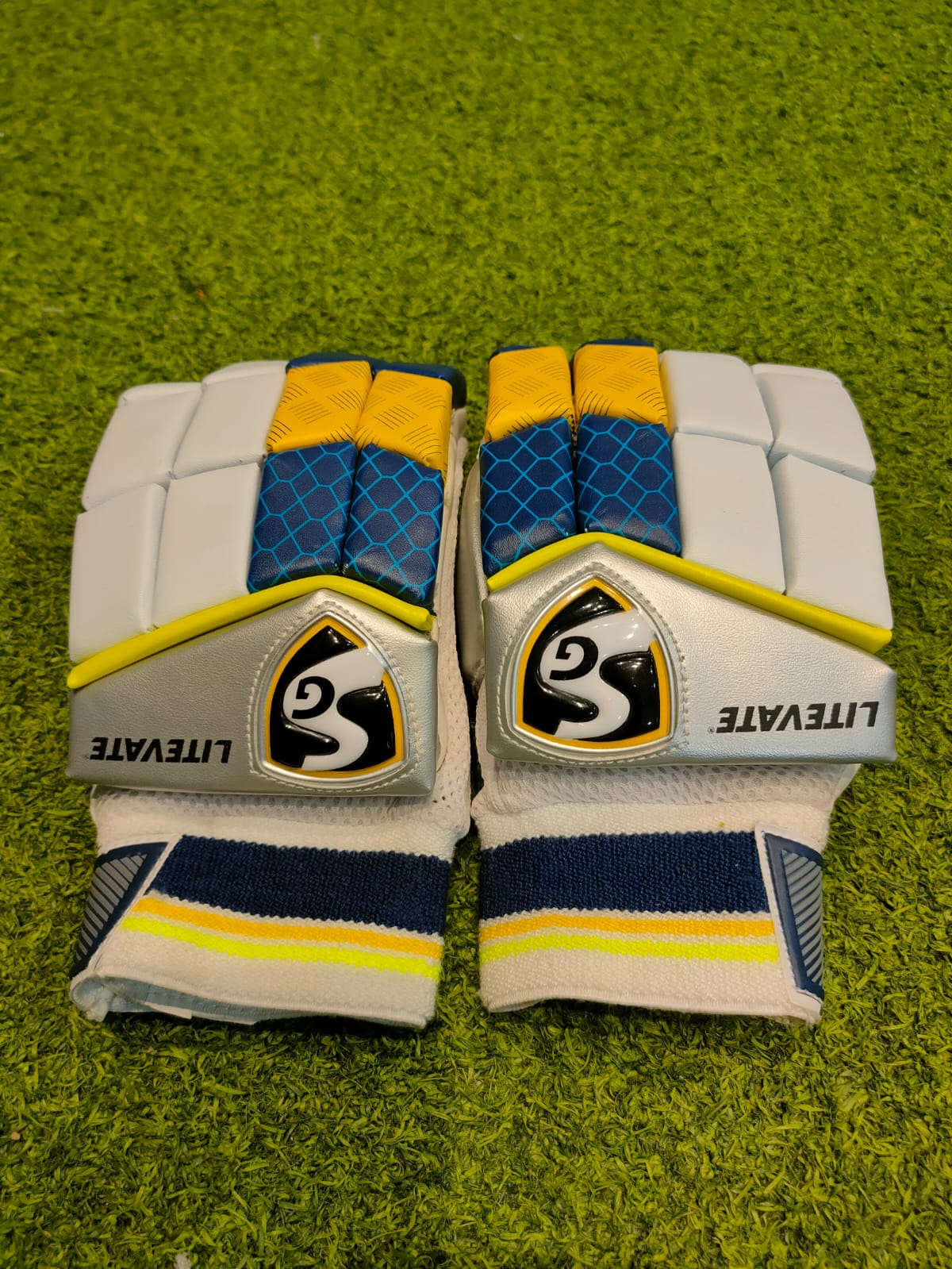 Cricket Batting Gloves -SG LITEVATE 