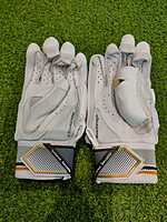 CRICKET BATTING GLOVES SG 